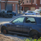 El solar de la calle Veintiséis del barrio de Bonavista, con dos vehículos abandonados.