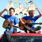 Plan|Plano abierto del cantante de Pepet i Marieta, Josep Bordes, y de un miembro del grupo encima de un vehículo durante el rodaje del videoclip 'La fuerza del Ebro', en el Puente de Amposta. Imagen del 2 de marzo del 2019 (Horizontal).