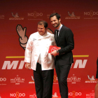 Pep Moreno encima del escenario después de recibir su primera estrella Michelin, por el restaurante el Deliranto de Salou.