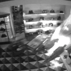 Imatge de les càmeres de seguretat d'un establiment on va entrar a robar.