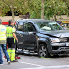Pla general d'un dels cotxes accidentats al carrer compte Urgell a la cruïlla amb Aragó.