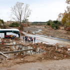 Plan|Plano general del río Francolí a su paso por l'Espluga de Francolí, de los destrozos en el cauce y, en el fondo, un grupo de escolares de Barcelona bajando de un autobús, de visita al pueblo. Imagen del 14 de noviembre del 2019