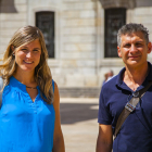 Teresa Lambea i Juan Muñoz, organitzadors de la jornada, a la plaça de la Font.