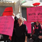 El colectivo Rebel Network se manifestó ante el tribunal de apelación de Ancona.