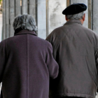 Imagen de archivo de dos personas mayores paseante de la mano
