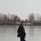 Noemí Aranda, caminando sobre el agua congelada de un lago.