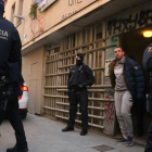 Imatge d'un dels detinguts al barri Gòtic de Barcelona en el marc d'una operació antiterrorista.
