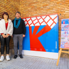 L'artista Gota de Abril i Òscar Subirats, amb un quadre.