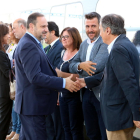 El ministro José Luis Ábalos saludando a los alcaldes de Cambrils, Mont-roig y Vandellòs antes de subir al tren.