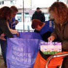 Imagen de una compradora haciendo una donación al Gran Recapte.