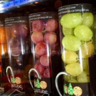 Imagen de una máquina de vending con fruta.