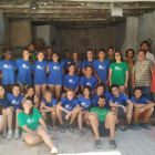 Fotografía de grupo de los participantes en el campo de trabajo que se ha hecho en la Masia de Castelló.