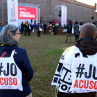 Dos simpatitzants d'Òmnium amb motxilles de la campanya 'Judici a la democràcia', presentada al Castell de Montjuïc.
