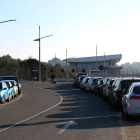 Un passatger que camina amb una maleta després d'aparcar el seu vehicle en el voral de la carretera d'accés a l'estació de l'AVE del Camp de Tarragona.