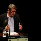 Marc Capdevila, parlant, en recollir el premi Pin i Soler 2018 de novel·la als premis literaris de Tarragona