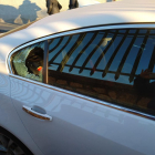 Imatge d'un cotxe estacionat al carrer del Mar amb un vidre trencat.