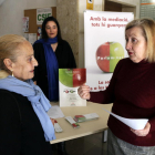 Pla obert d'una dona rebent informació del servei d'orientació a la mediació del Col·legi d'Advocats de Tarragona al Palau de Justícia. Imatge del 21 de gener del 2019
