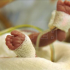 Els peus d'una nena prematura en una in de los pies de una niña nacida prematuramente, en una incubadora en un hospital.