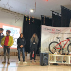 Moment de l'entrega de la bicicleta BTT a l'Àngel Bascuñana Padilla, de Valls.