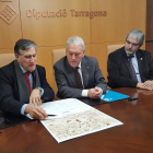 El presidente de la Diputació, Josep Poblet, y el director del ICGC, Jaume Massó han firmado el convenio.