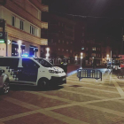 La Policia Local va tancar la plaça Ramon Berenguer IV durant una estona per garantir la seguretat dels usuaris.