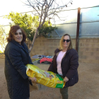 Els voluntaris han rebut sacs de pinso proporcionats per l'Ajuntament.