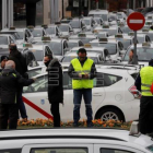Concentración de taxistas a las inmediaciones del recinto ferial de Ifema, en Madrid.