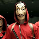 Los protagonistas de 'La casa de papel' visten una máscara de Dalí.