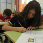 Imatge d'arxiu d'alumnes en una aula d'un centre escolar.