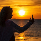 Una noia fent-se un selfie en un paratge natural.