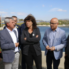 La consellera Teresa Jordà, con los representantes de la Comunitat de Regants de Valls y el delegado del gobierno en Tarragona, Òscar Peris, conversando delante de la balsa de captación de la comunidad.