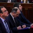 Josep Rull, Jordi Turull i Jordi Sànchez, durant la primera jornada del judici de l'1-O.