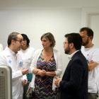 El vicepresident del Govern, Pere Aragonès, i la consellera de Salut, Alba Vergés, parlant amb personal mèdic dins d'una consulta del CUAP Sant Martí de Barcelona.