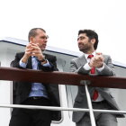 Pla contrapicat del conseller Jordi Puigneró i el president del Port de Tarragona, Josep Maria Cruset, conversant dalt d'un vaixell. Imatge del 16 de maig del 2019