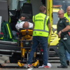 Imagen de efectivos sanitarios atendiendo a uno de los heridos en el doble atentado de Nueva Zelanda.