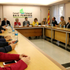 La reunión del conseller de Territori i Sostenibilitat, Damià Calvet, con los representantes locales.