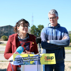 La diputada de la CUP, Natàlia Sànchez y del miembro del partido en Vandellòs-Hospitalet de l'Infant, Sergi Saladié, en la rueda de prensa para denunciar la prorroga de la vida de las centrales nucleares.