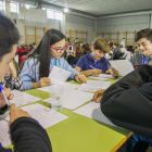 Unos alumnos, en las pruebas en l'IES Sant Pere i Sant Pau.