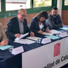 Signatura de l'acord, amb el conseller d'Educació, Josep Bargalló, i la consellera d'Agricultura, Teresa Jordà.
