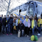 Un grup de manifestants abans de pujar en un dels autobusos que ha sortit des de Lleida.