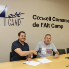 Plano abierto de apretón de manos de manos entre Joan Maria Sanahuja (JxCat) y Robert Figueras (Alcoverencs pel Canvi), escenificando el acuerdo de gobierno en el Consell Comarcal del Alt Camp para la legislatura de 2019-2023.