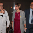 La consellera Alba Vergés acompañada del alcalde de Móra d'Ebre y el director del Hospital Comarcal.