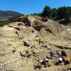 Pla general del jaciment de l'Assut de Tivenys amb els estudiants i arqueòlegs treballant en la vintena campanya d'excavacions. Imatge del 12 de juliol del 2019 (horitzontal)