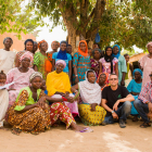 Marc Micola, uno de los impulsores de Afrinatur, con un grupo de mujeres productoras en el África.