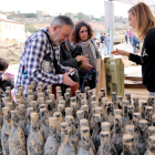 Venta de botellas de vino recuperadas del barro en la Bodega Rendé Masdéu de la Espluga de Francolí el pasado 1 de noviembre.