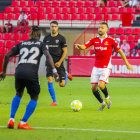 David Goldar intenta un pase durante el Nàstic-Llagostera de la jornada inaugural del campeonato de Lliga de Segunda B.