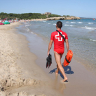 La playa de l'Arrabassada de Tarragona, con un socorrista de la Cruz Roja vigilando la zona.