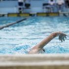 Imagen de archivo de una piscina y una nadadora