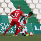 Mikel Villanueva persegueix a un rival durant el partit contra el Córdoba