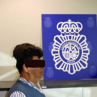 Imagen del hombre detenido por llevar cocaína en su peluquín en el aeropuerto del Prat.